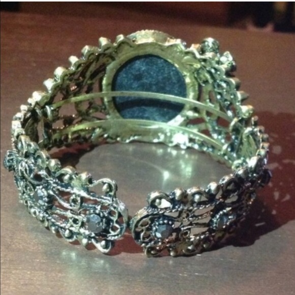 Cameo Bracelet - Picture 4 of 6